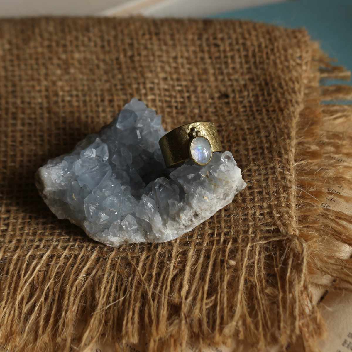 Anello "Custode di Luce" Labradorite bianca - regolabile