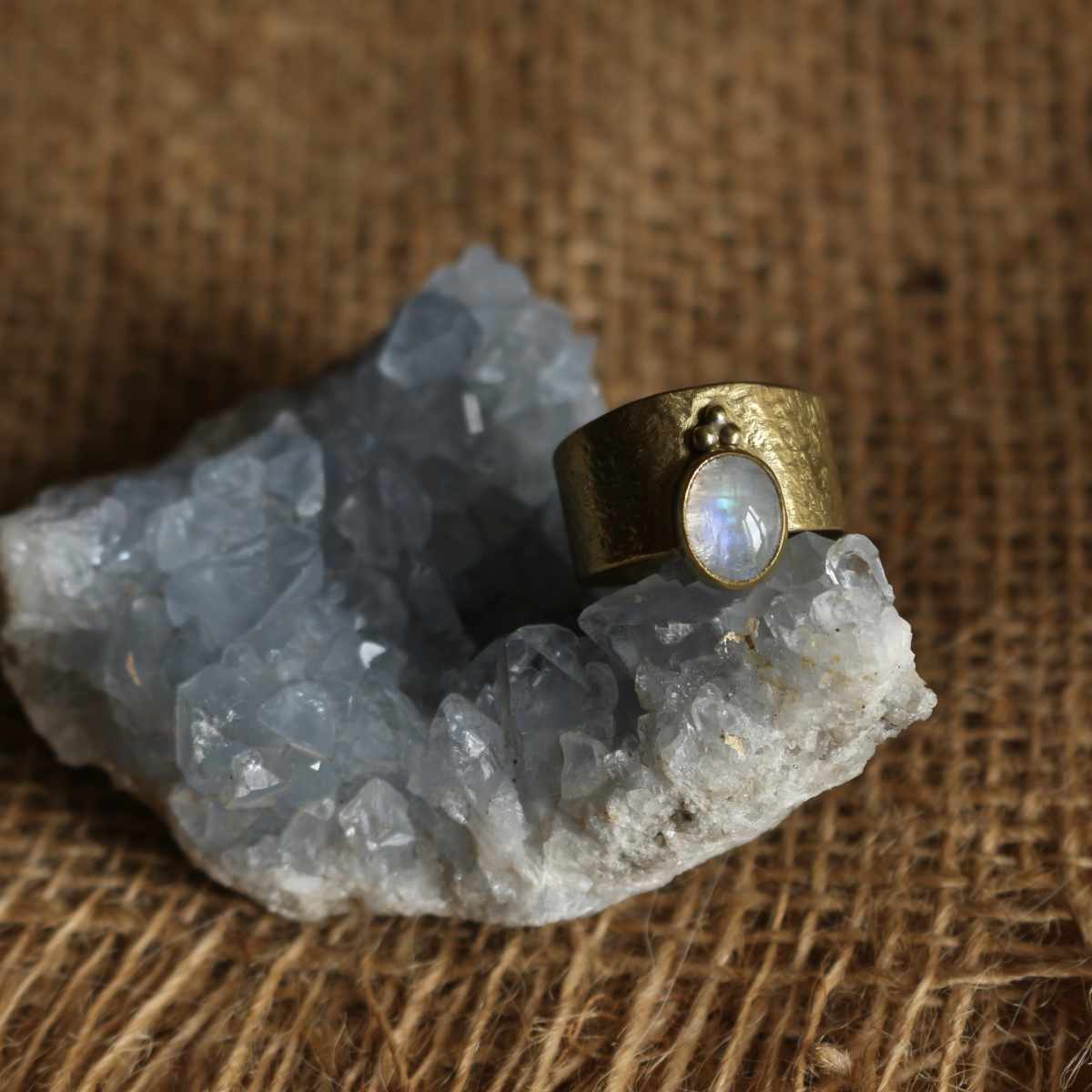 Anello "Custode di Luce" Labradorite bianca - regolabile