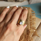 Anello "Custode di Luce" Labradorite bianca - regolabile