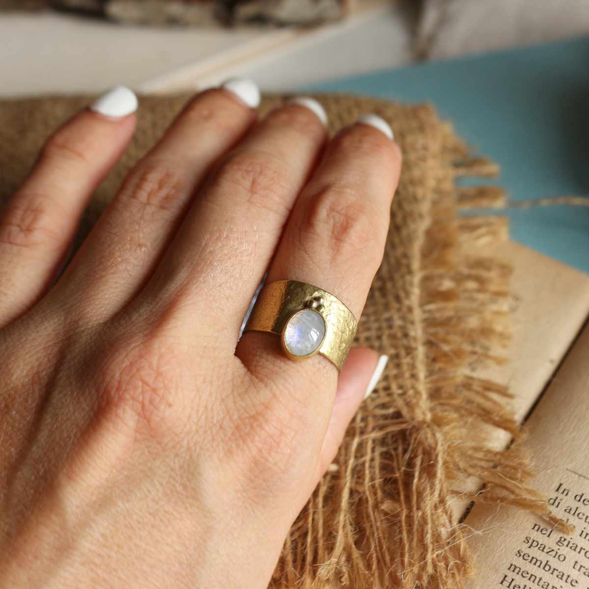 Anello "Custode di Luce" Labradorite bianca - regolabile