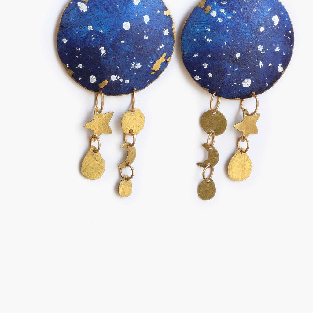 Orecchini Selene con stelle e lune pendenti - dipinti a mano