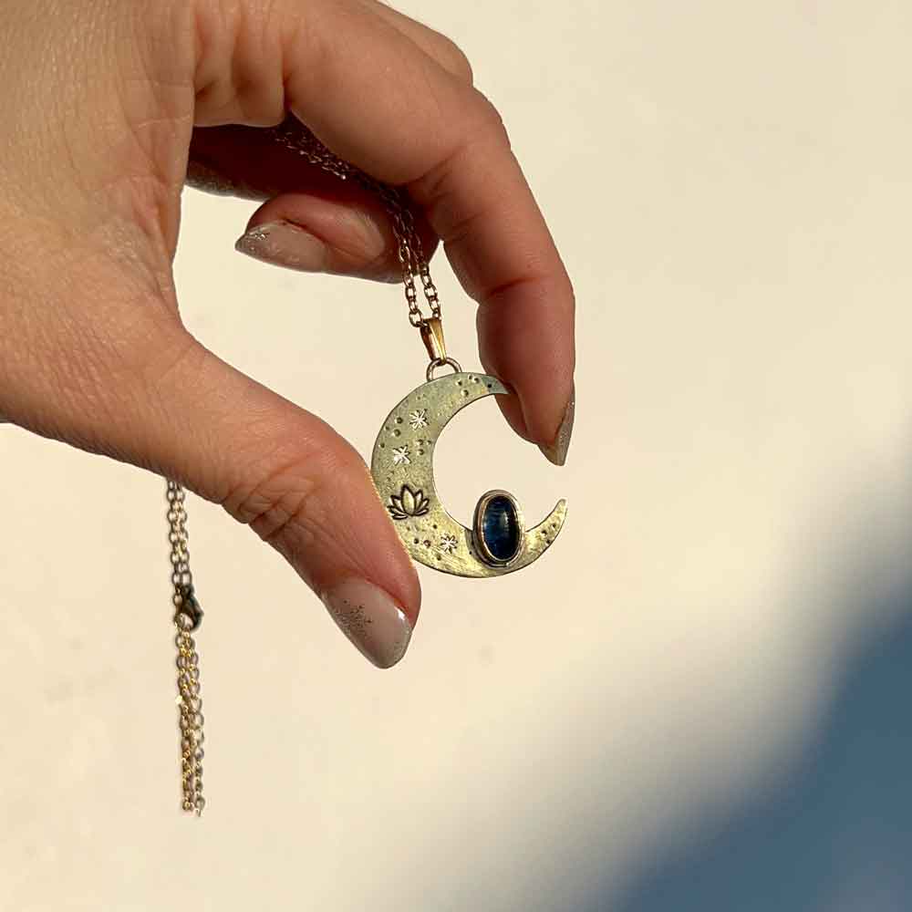 Ordine Personalizzato K.M. ciondolo Luna con Cianite blu
