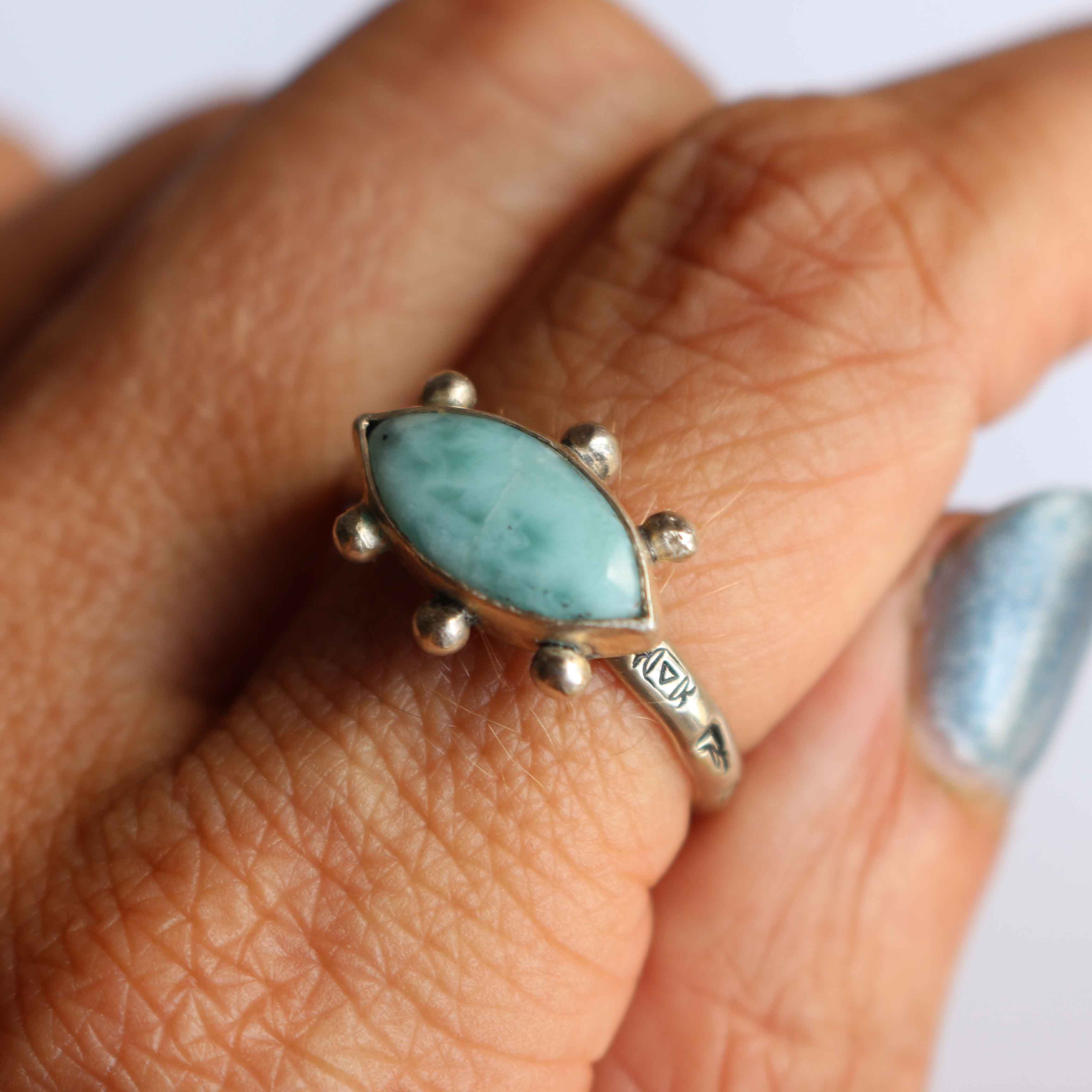 Anello "Occhio del Mare" Larimar naturale