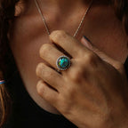 Anello "Sorriso Astrale" Opale Aura inciso a mano