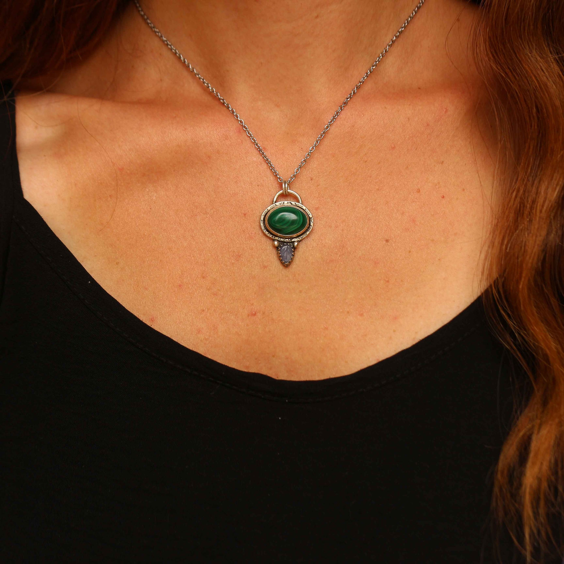 Ciondolo "Amuleto Foglia Sacra" Malachite e Tanzanite naturale intagliata a mano