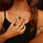 Ciondolo "Amuleto Foglia Sacra" Malachite e Tanzanite naturale intagliata a mano