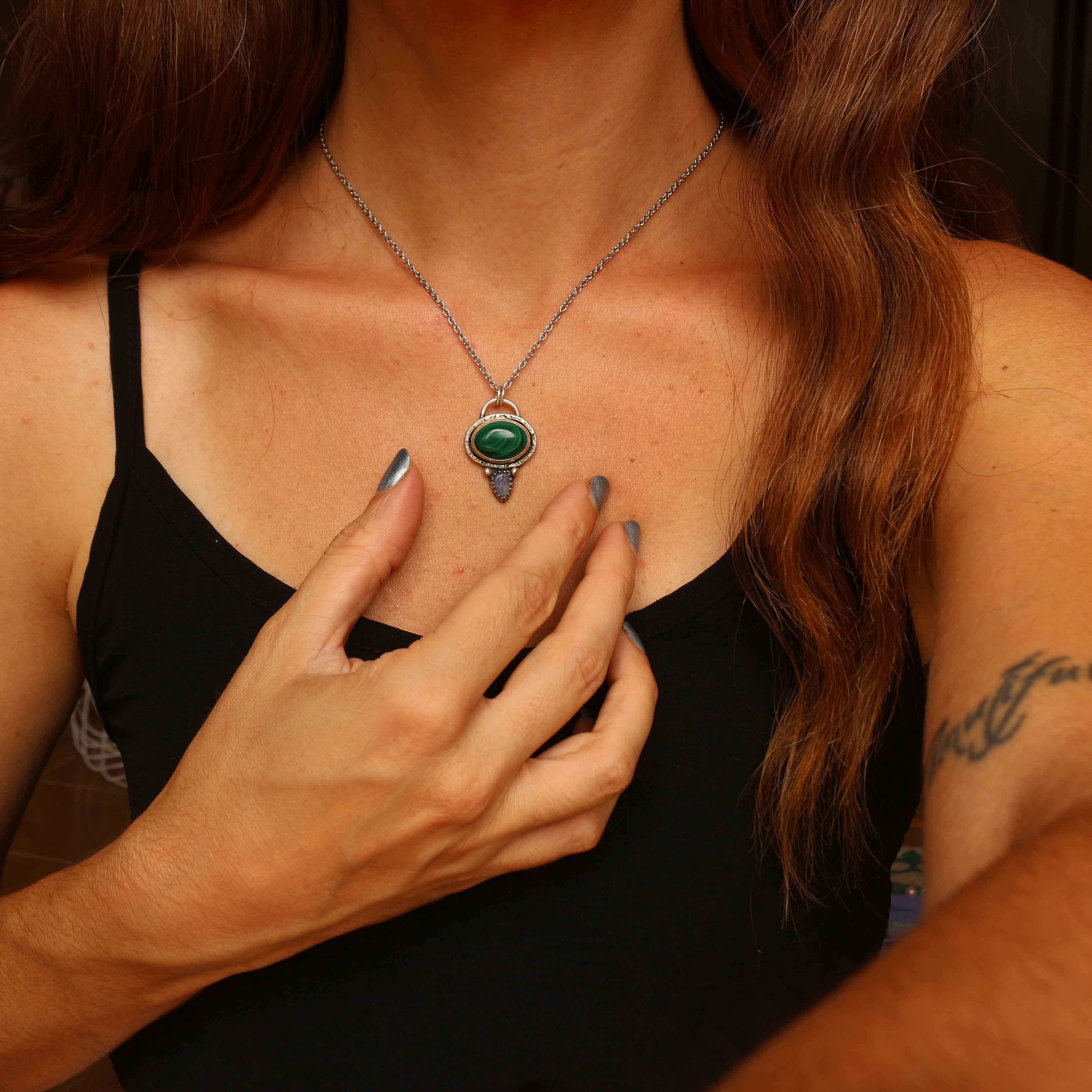 Ciondolo "Amuleto Foglia Sacra" Malachite e Tanzanite naturale intagliata a mano