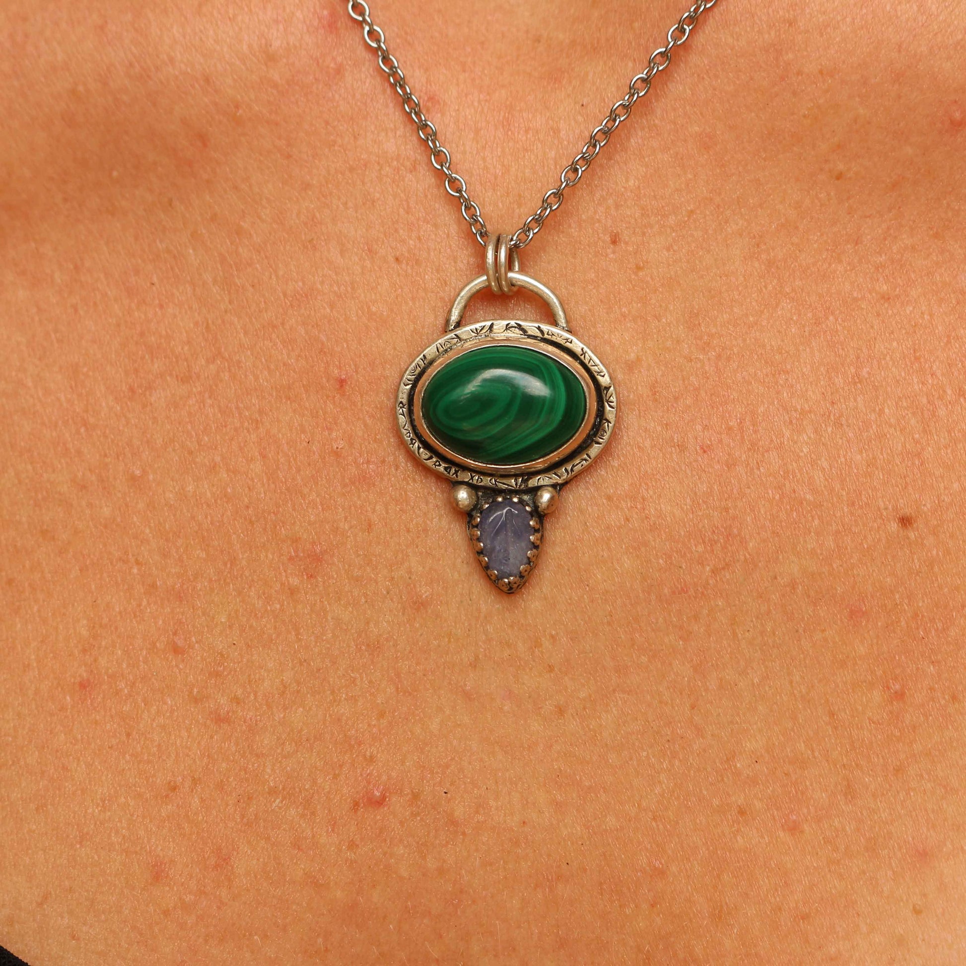 Ciondolo "Amuleto Foglia Sacra" Malachite e Tanzanite naturale intagliata a mano