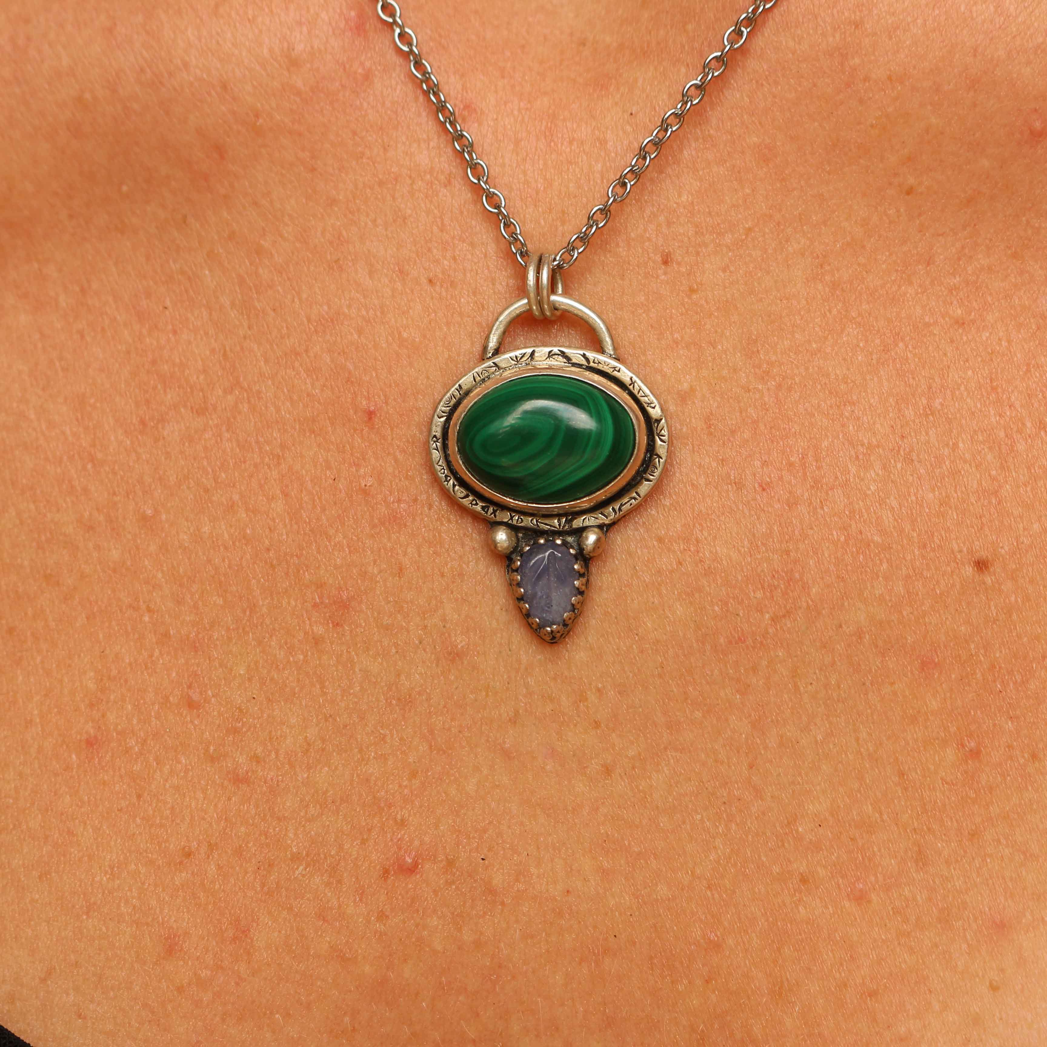 Ciondolo "Amuleto Foglia Sacra" Malachite e Tanzanite naturale intagliata a mano