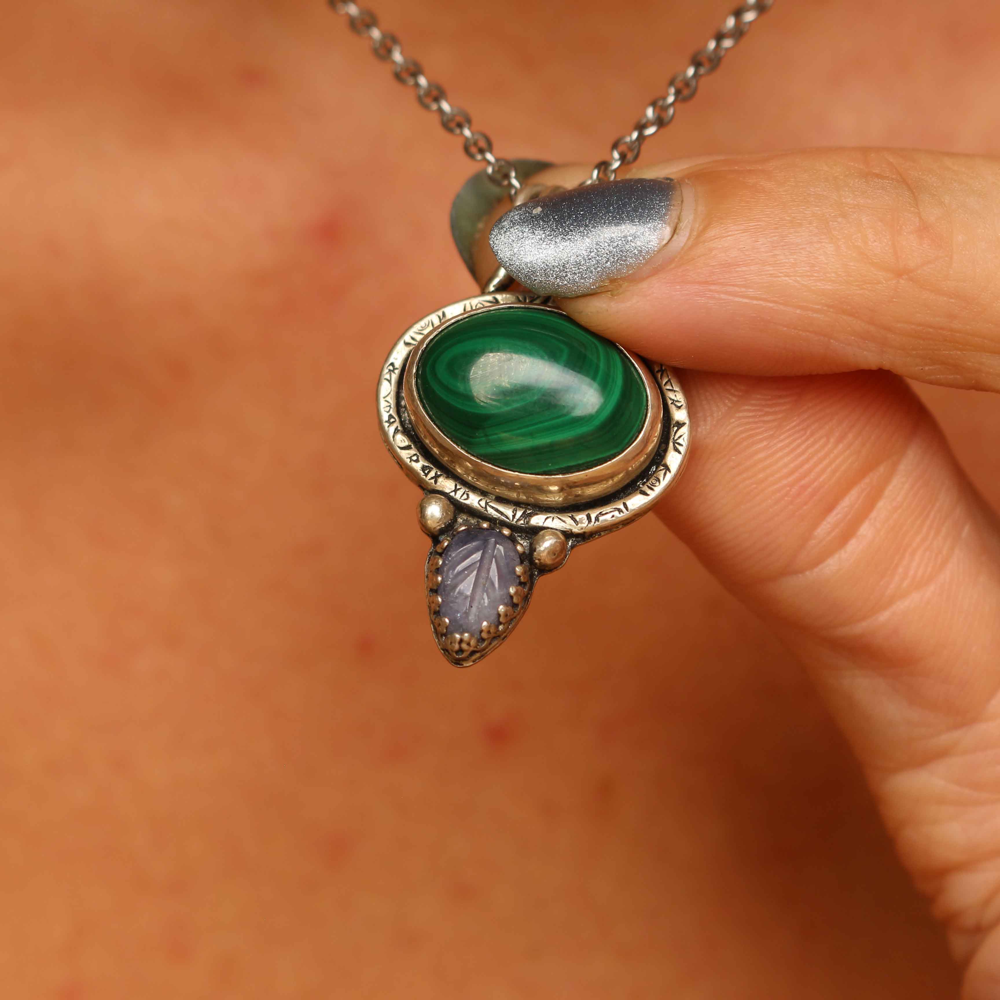 Ciondolo "Amuleto Foglia Sacra" Malachite e Tanzanite naturale intagliata a mano