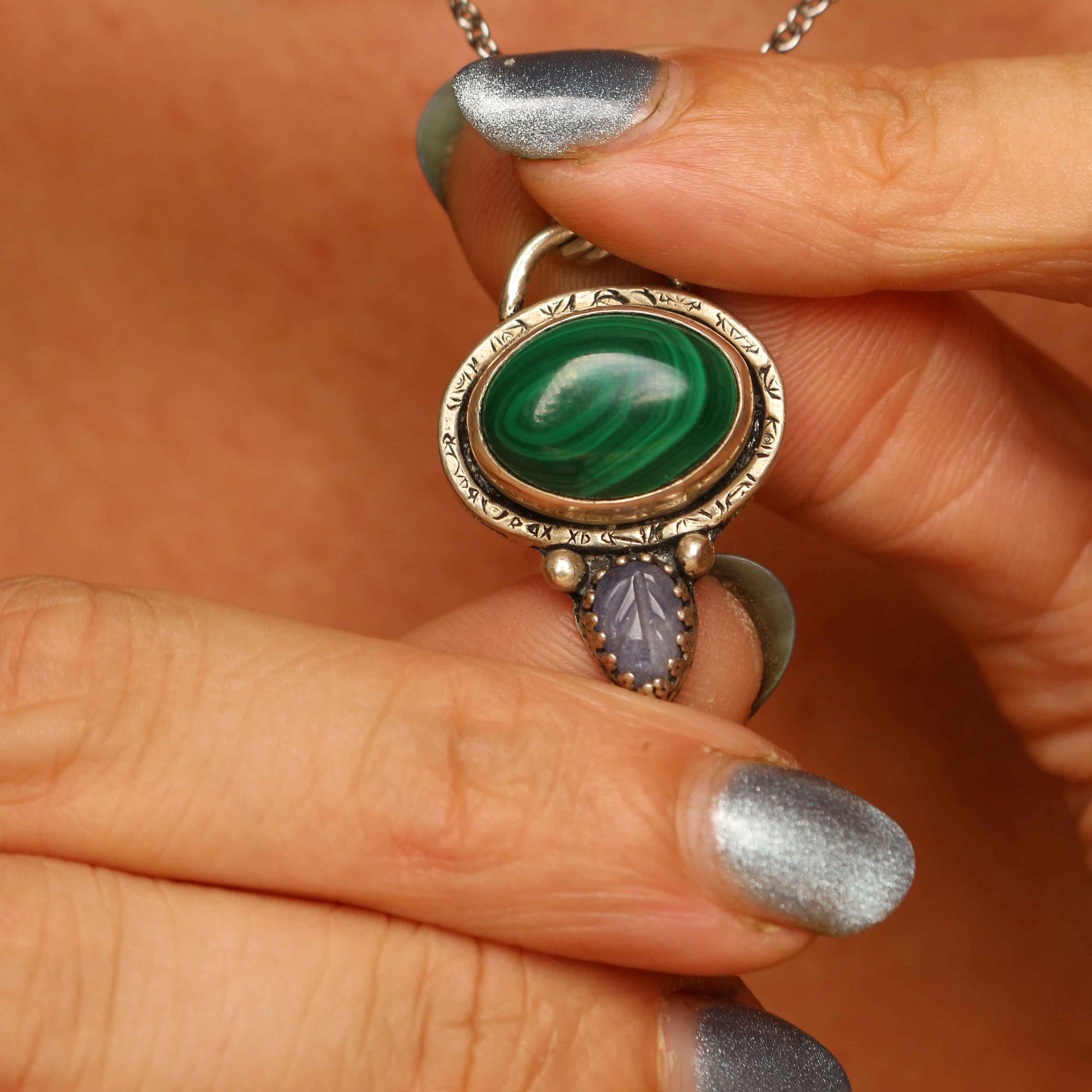 Ciondolo "Amuleto Foglia Sacra" Malachite e Tanzanite naturale intagliata a mano