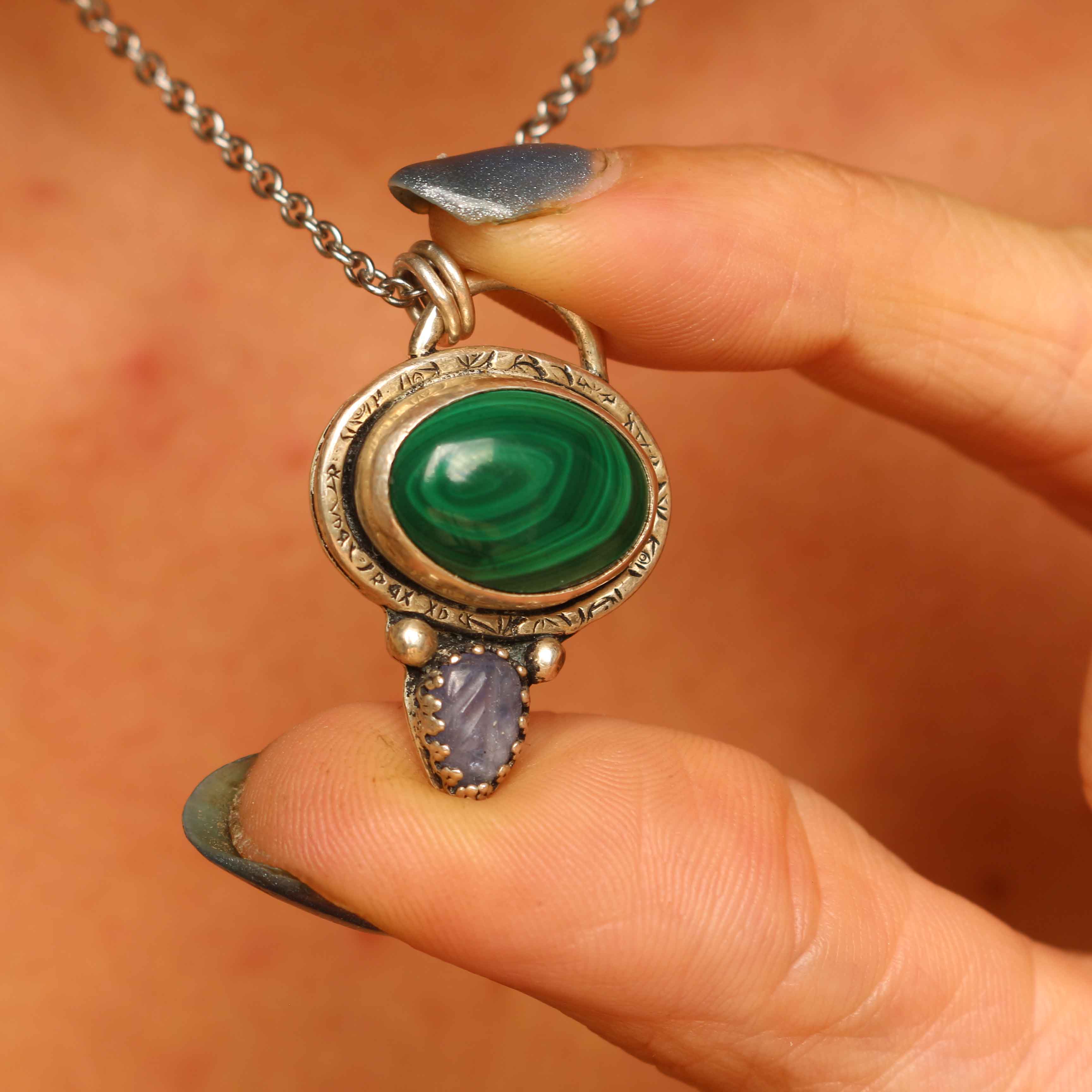Ciondolo "Amuleto Foglia Sacra" Malachite e Tanzanite naturale intagliata a mano