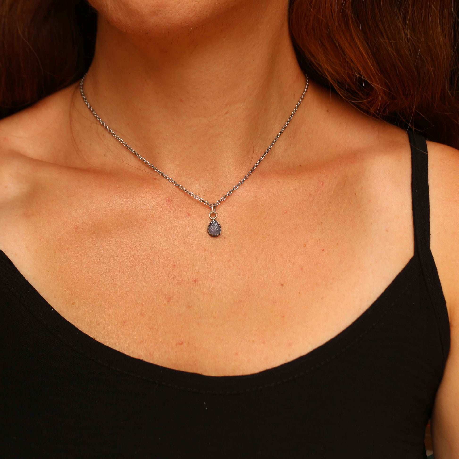 Ciondolo Tanzanite naturale a forma di foglia incisa a mano - RARO