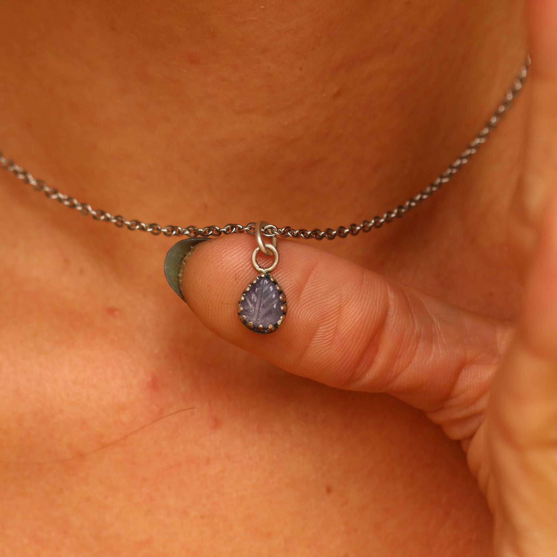 Ciondolo Tanzanite naturale a forma di foglia incisa a mano - RARO