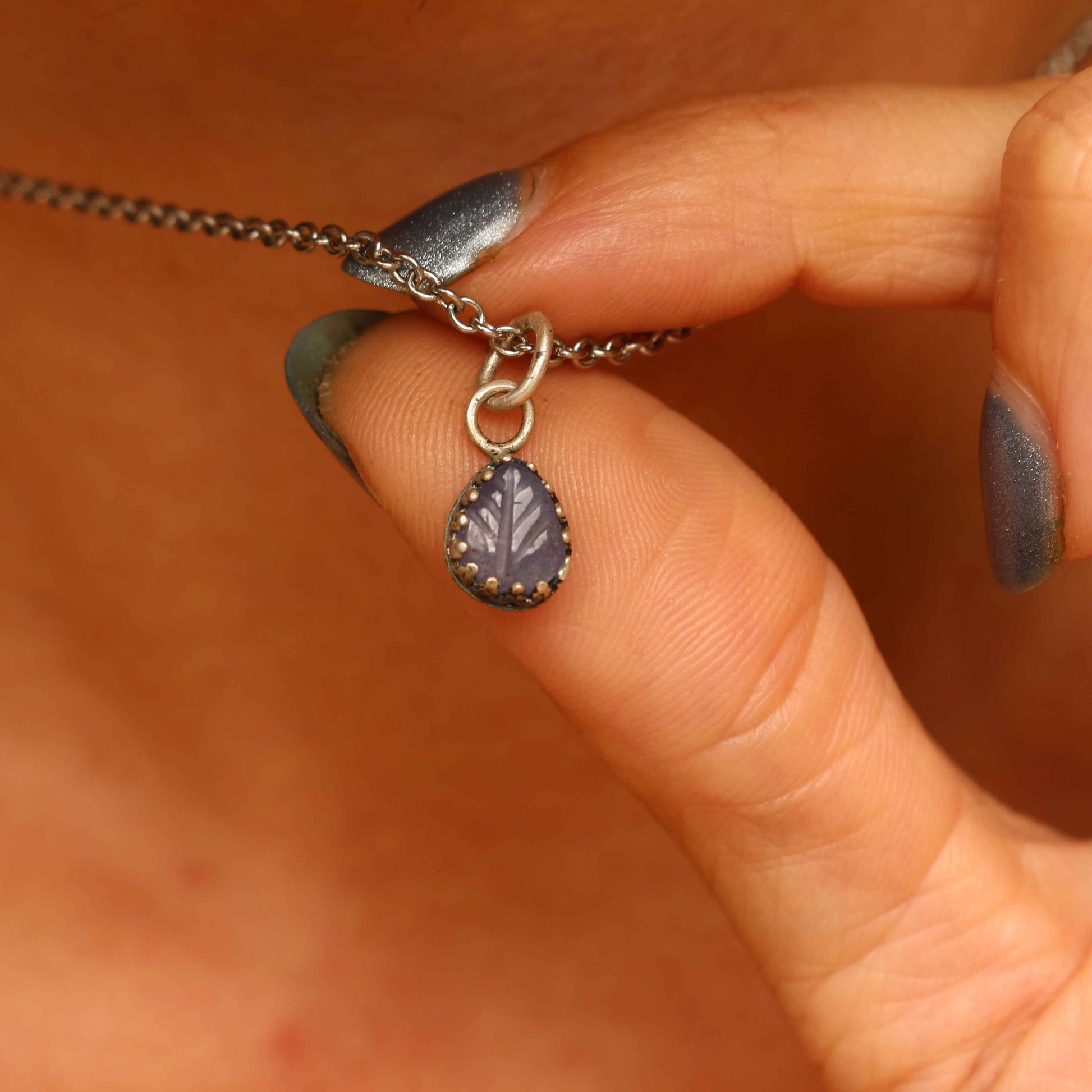 Ciondolo Tanzanite naturale a forma di foglia incisa a mano - RARO