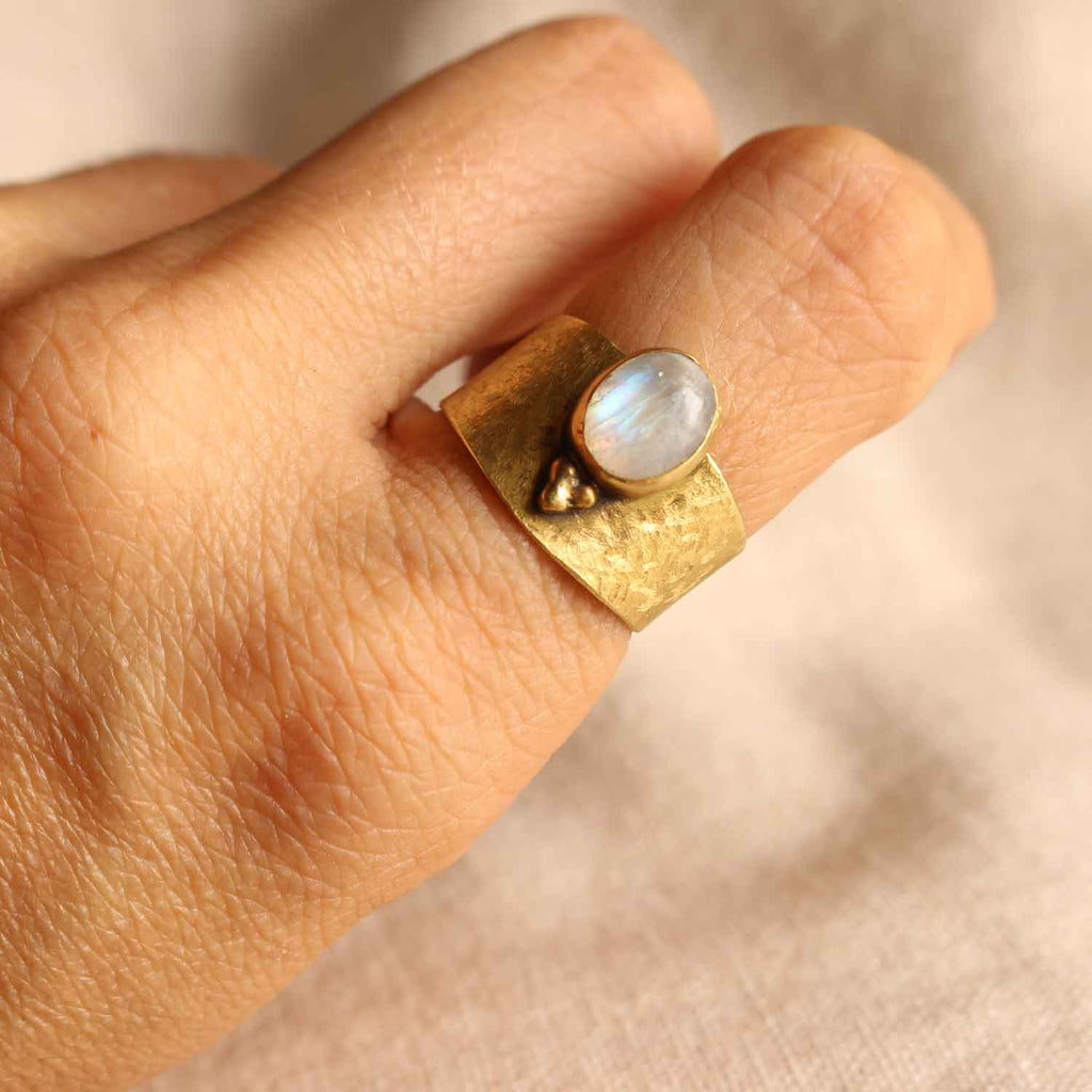 Anello "Custode di Luce" Labradorite bianca - regolabile