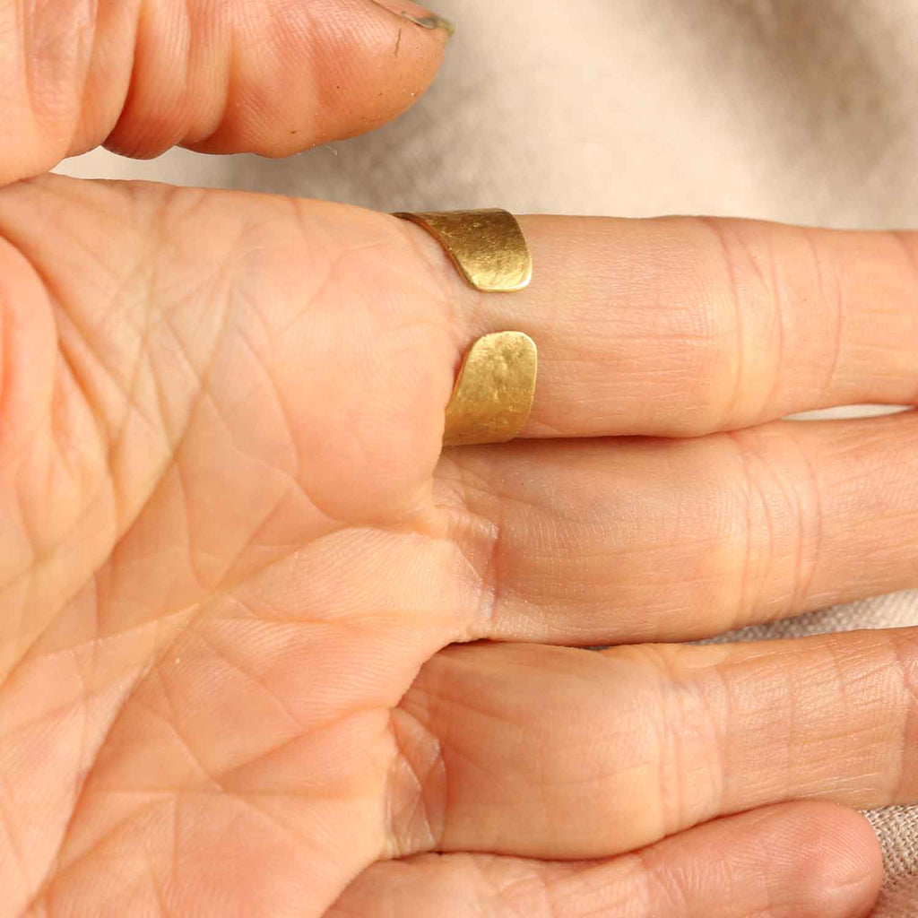 Anello "Custode di Luce" Labradorite bianca - regolabile
