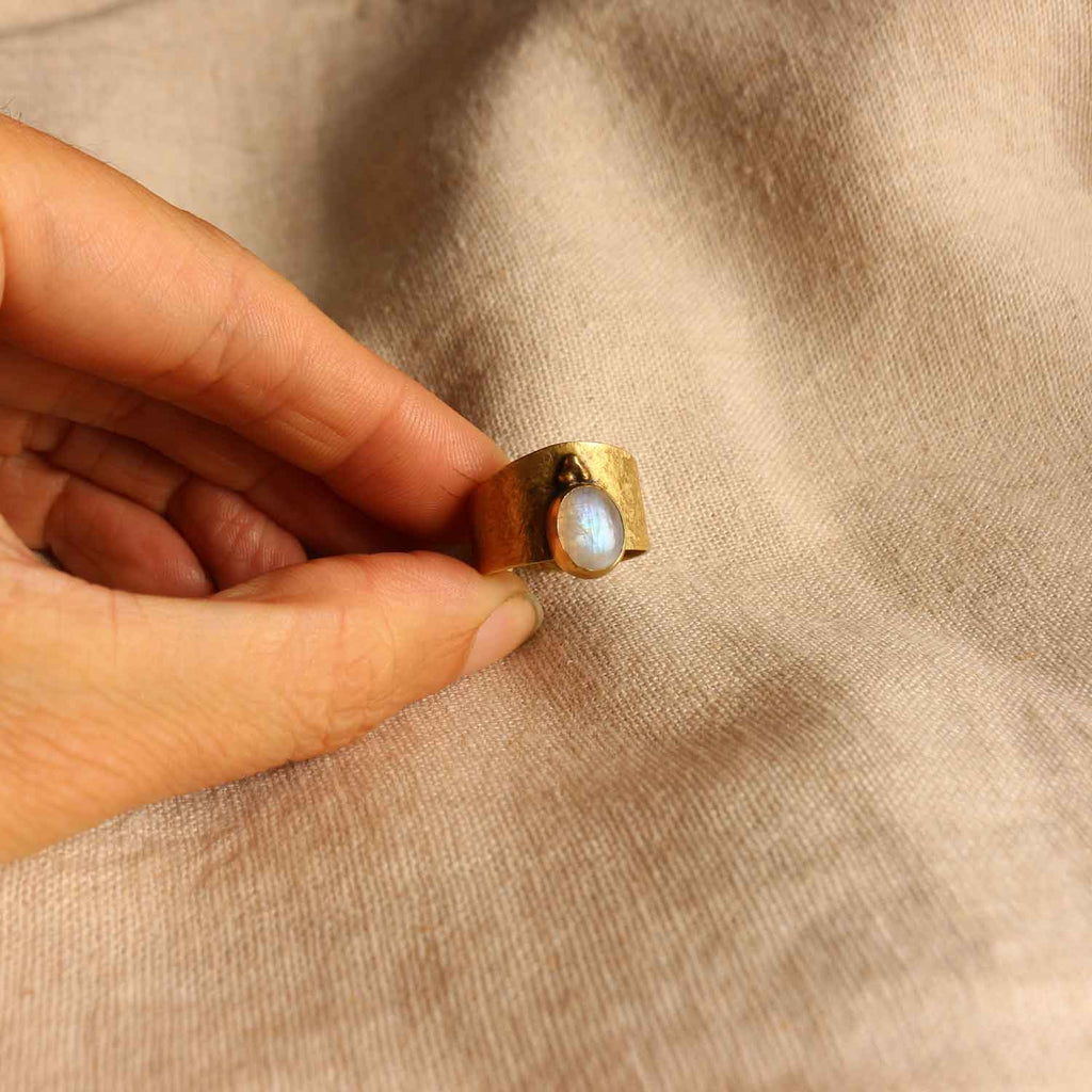 Anello "Custode di Luce" Labradorite bianca - regolabile