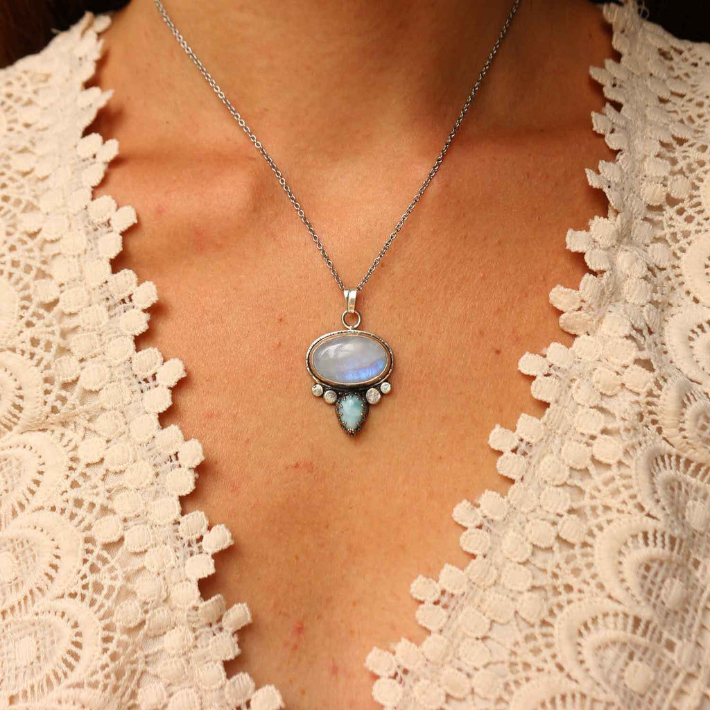 Ciondolo "Luce dell'Anima" Labradorite bianca e Larimar - Mixed Metal