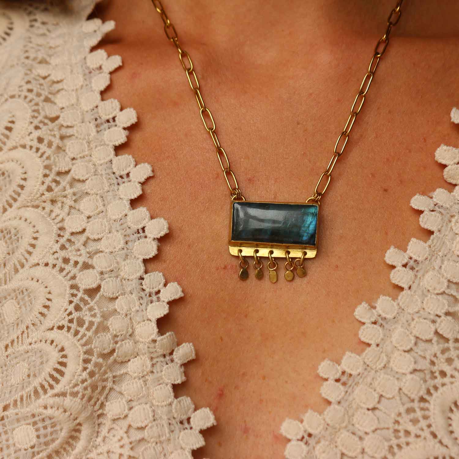 Collana "Stella del Nilo" Labradorite blu circondata da stelle e ciondolini pendenti