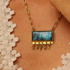 Collana "Stella del Nilo" Labradorite blu circondata da stelle e ciondolini pendenti