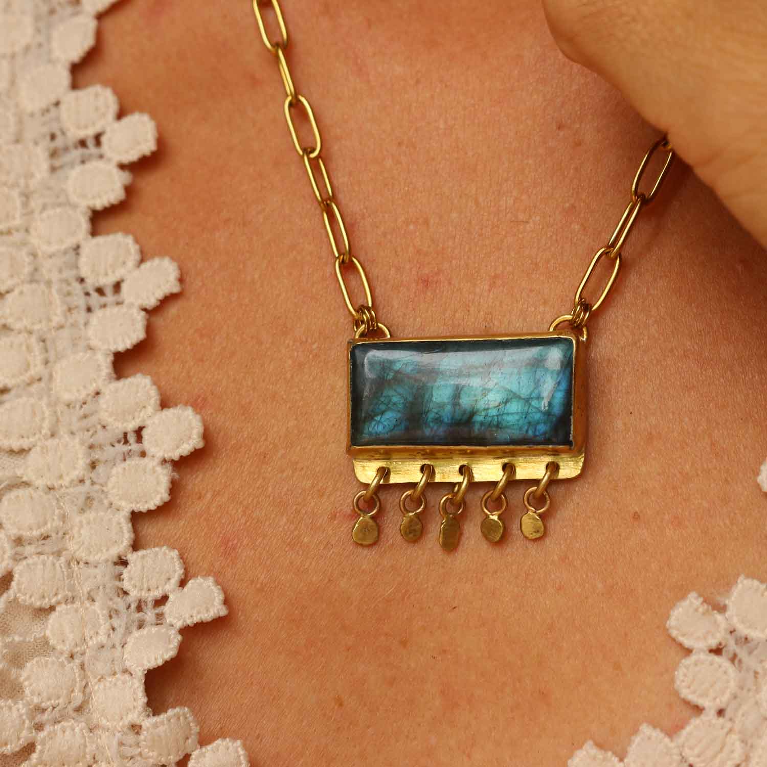 Collana "Stella del Nilo" Labradorite blu circondata da stelle e ciondolini pendenti