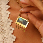 Collana "Stella del Nilo" Labradorite blu circondata da stelle e ciondolini pendenti