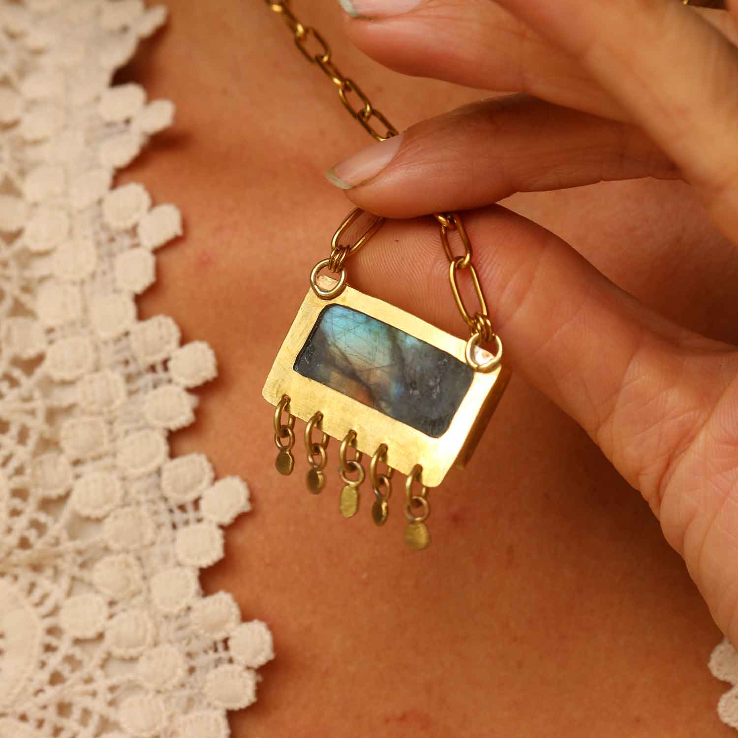 Collana "Stella del Nilo" Labradorite blu circondata da stelle e ciondolini pendenti