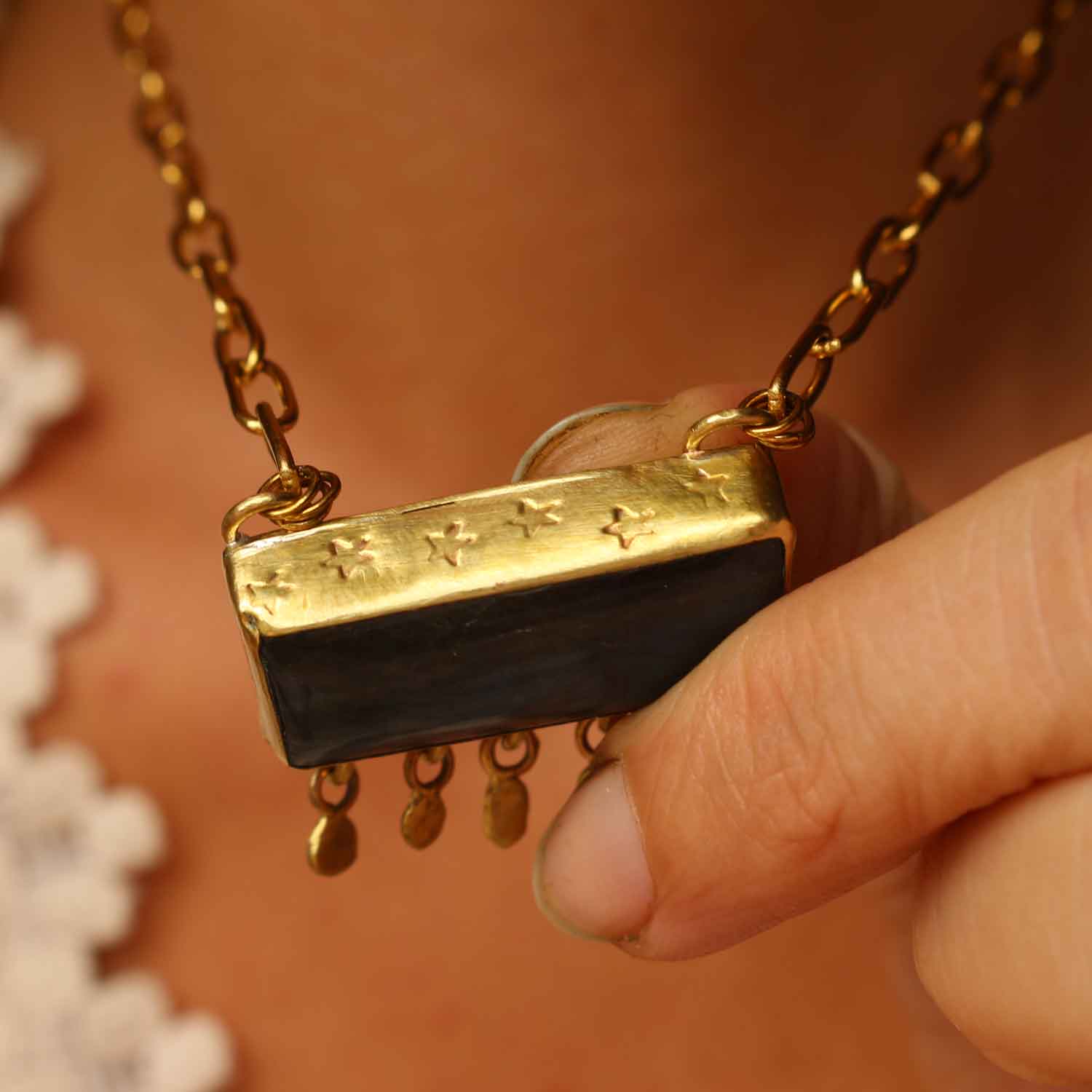 Collana "Stella del Nilo" Labradorite blu circondata da stelle e ciondolini pendenti