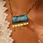 Collana "Stella del Nilo" Labradorite blu circondata da stelle e ciondolini pendenti