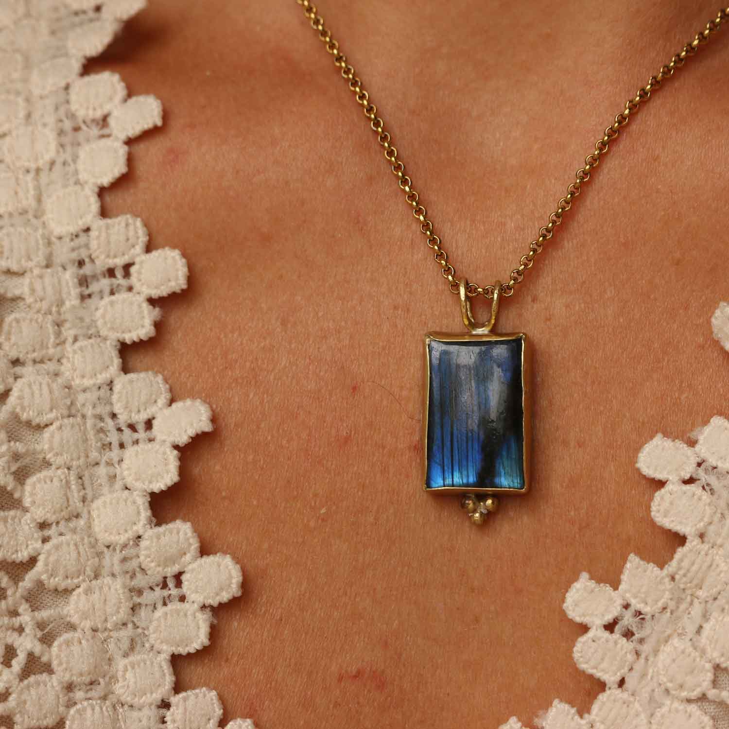 Ciondolo "Aelyon " Labradorite rettangolare e Ottone - Special offer