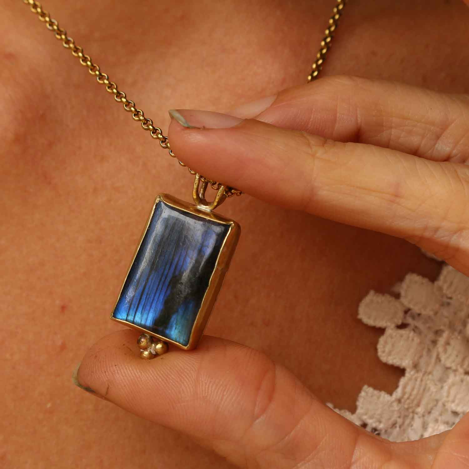 Ciondolo "Aelyon " Labradorite rettangolare e Ottone - Special offer