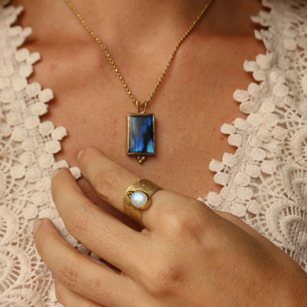 Anello "Custode di Luce" Labradorite bianca - regolabile