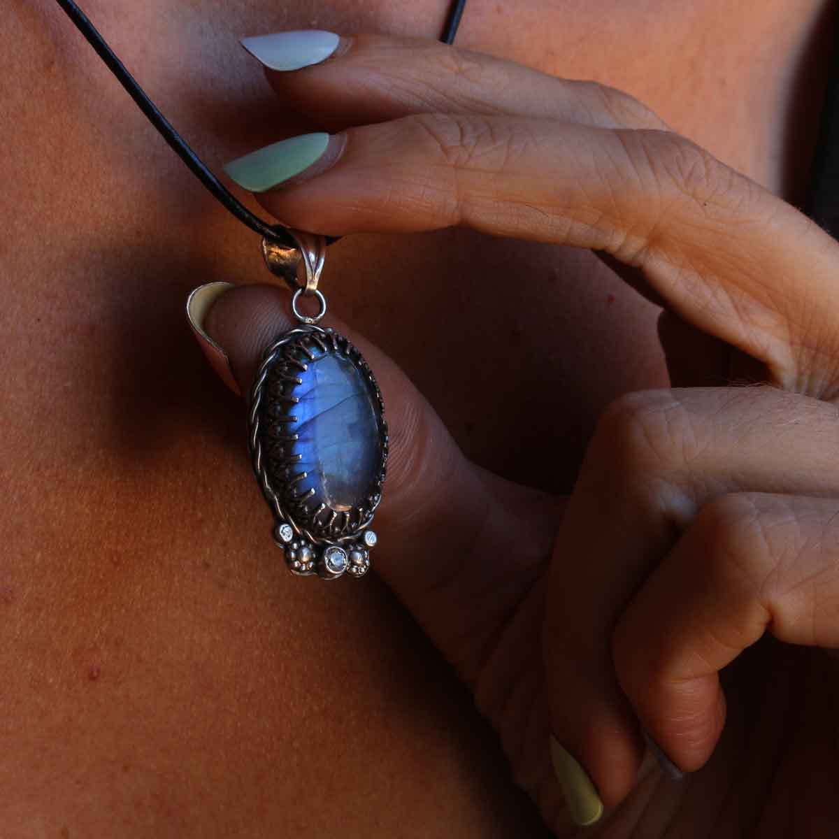 Ciondolo "Corona delle Nebbie" Labradorite blu e ossido di zircone - mixed metal
