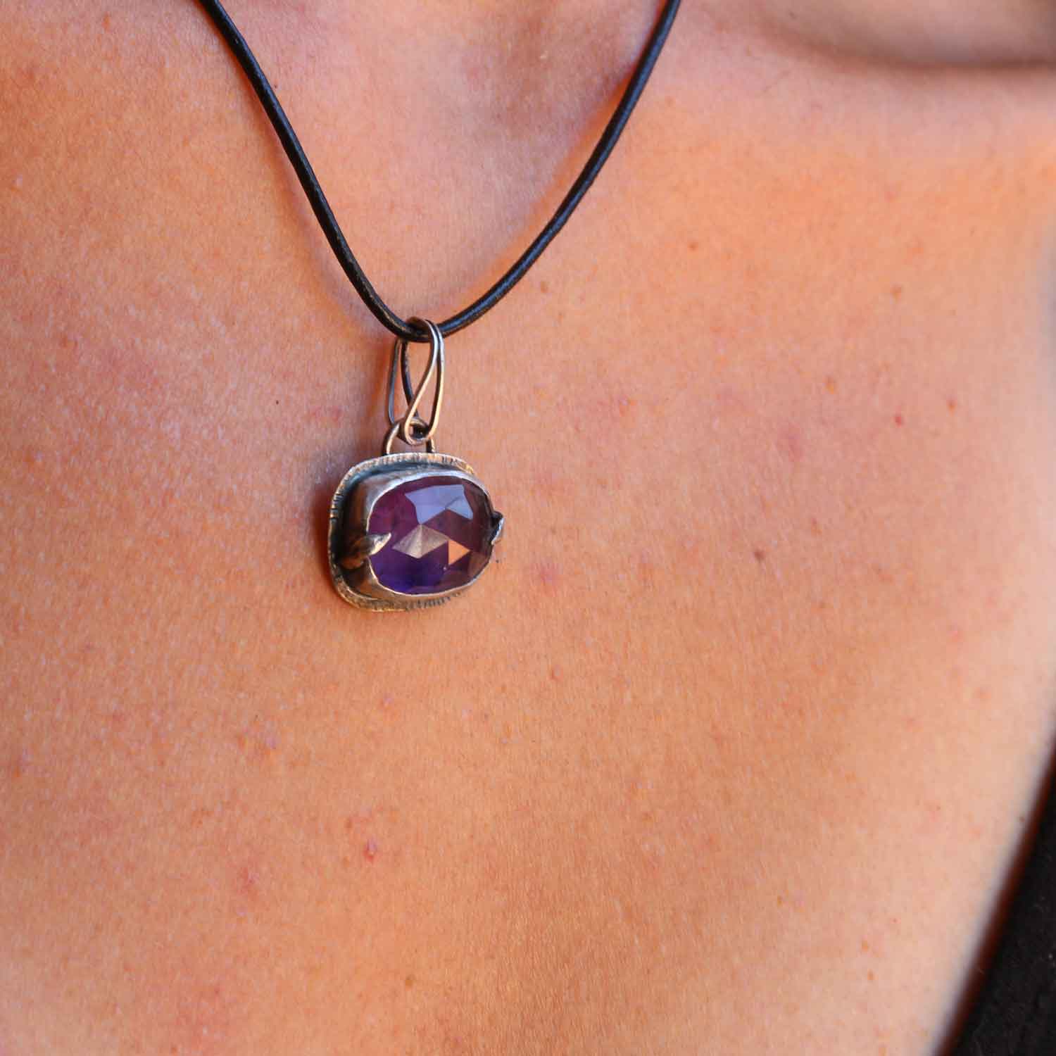 Ciondolo "Abbraccio di Dioniso" Ametista taglio rose-cut
