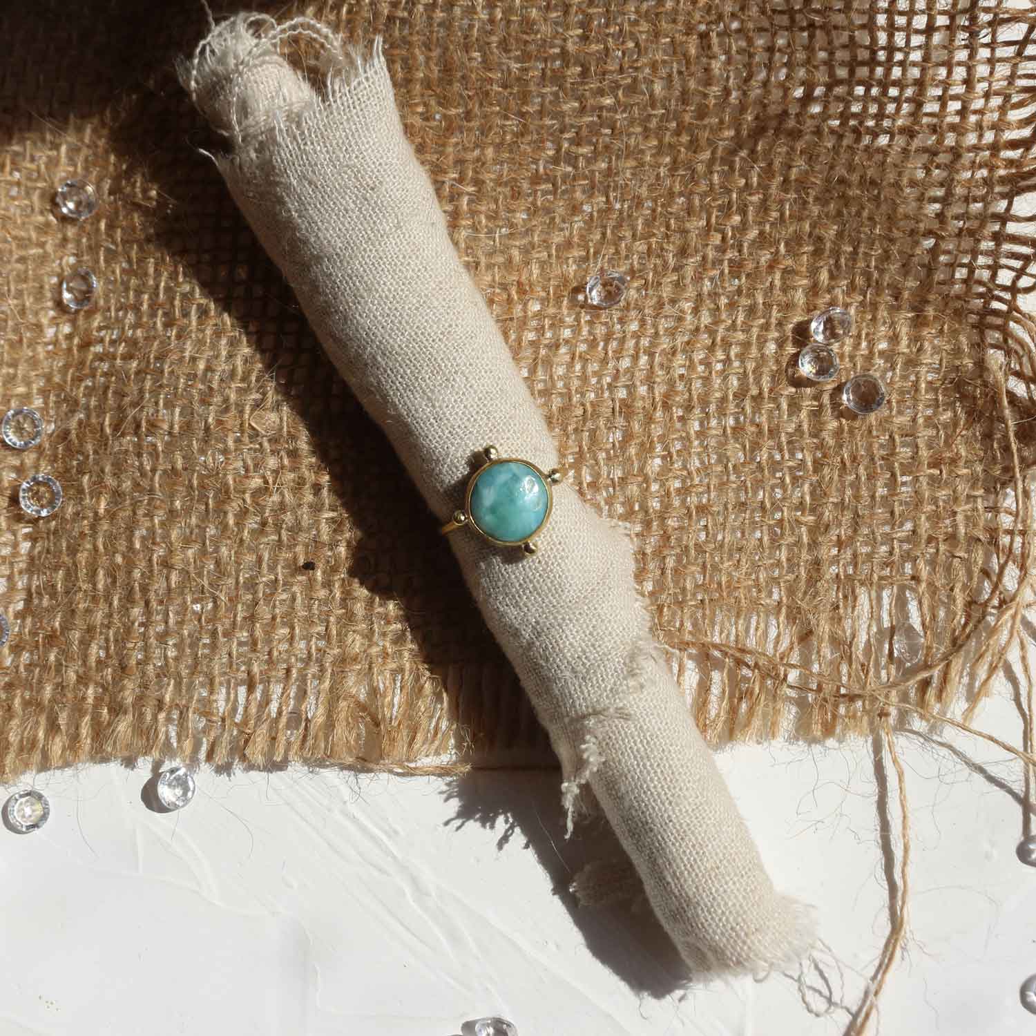 Anello regolabile "Occhio del Mare" Larimar e Ottone