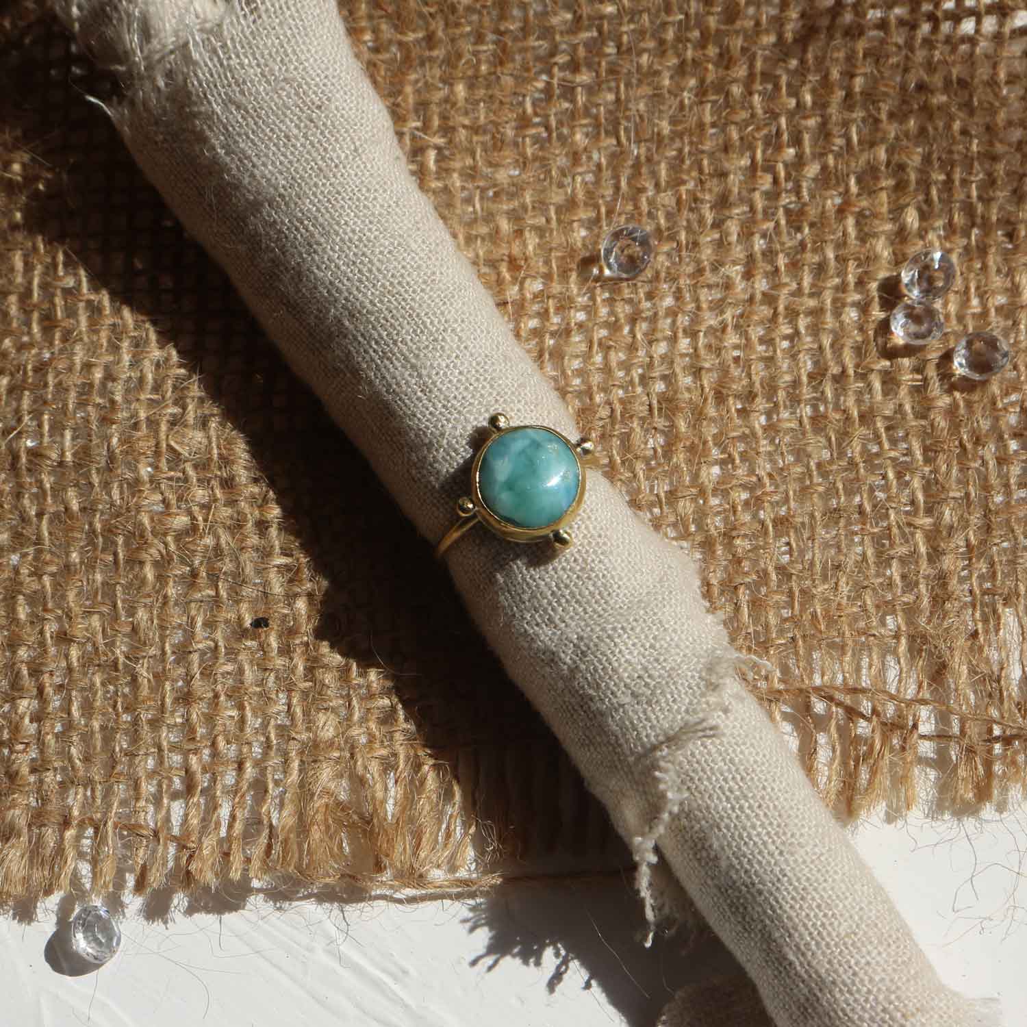 Anello regolabile "Occhio del Mare" Larimar e Ottone