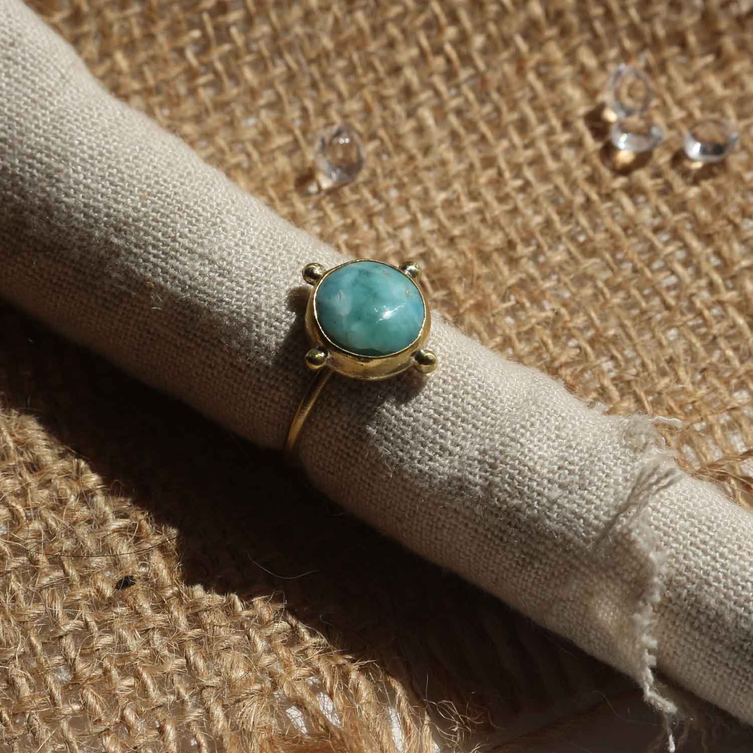 Anello regolabile "Occhio del Mare" Larimar e Ottone