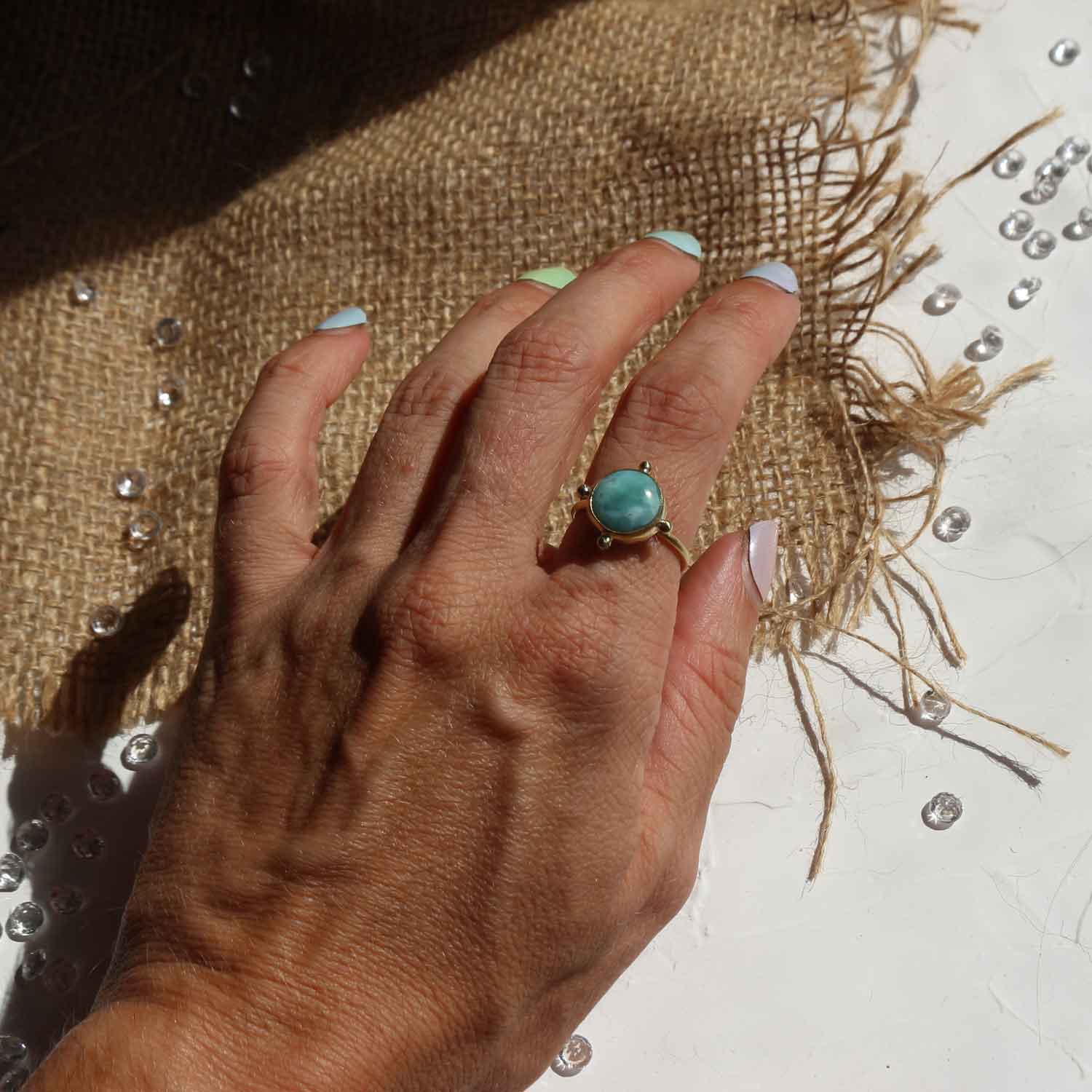 Anello regolabile "Occhio del Mare" Larimar e Ottone