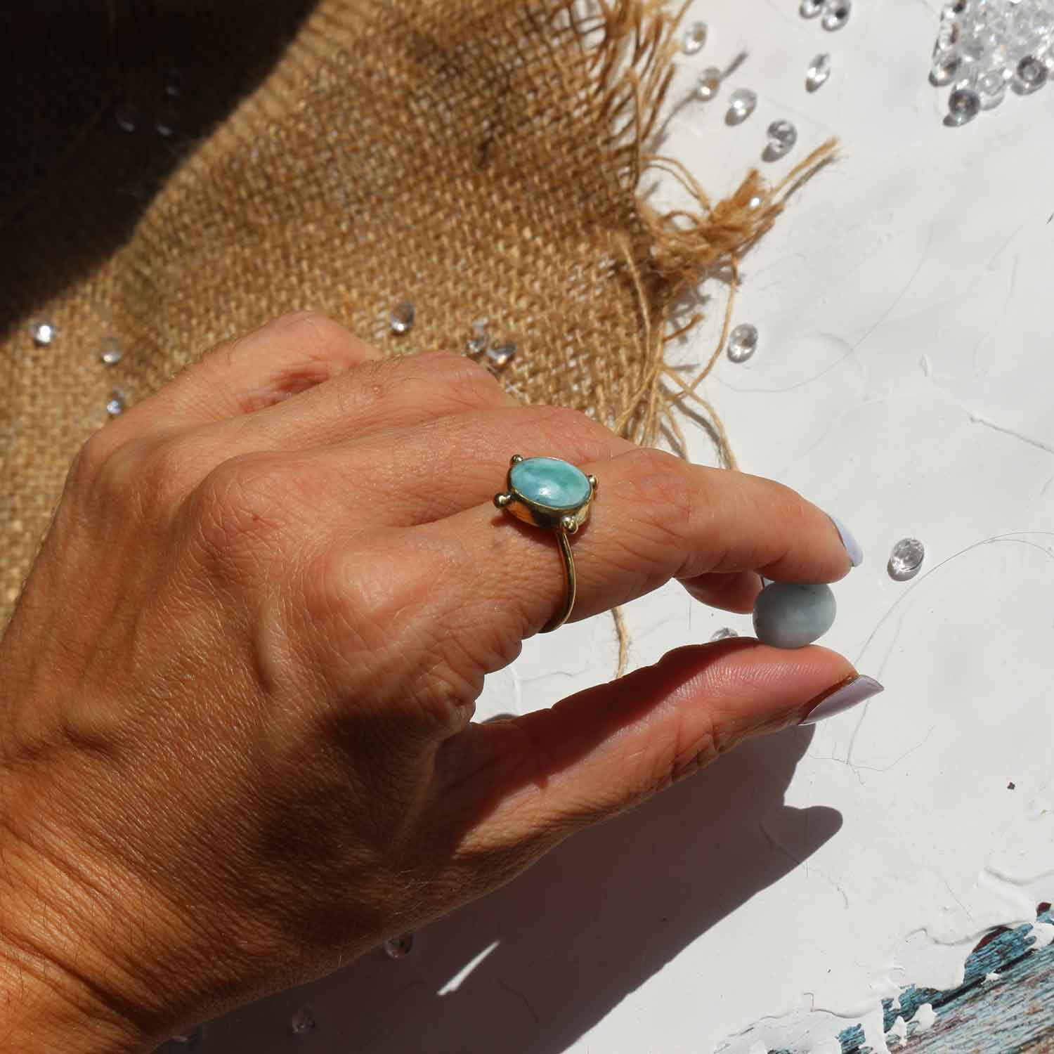 Anello regolabile "Occhio del Mare" Larimar e Ottone