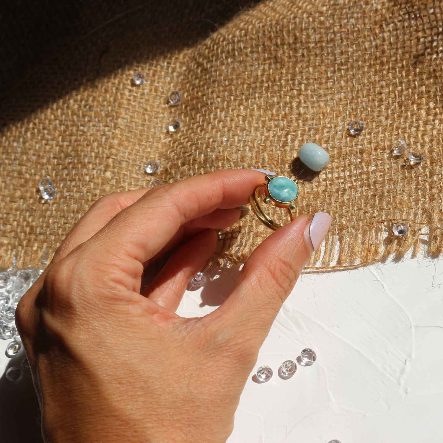 Anello regolabile "Occhio del Mare" Larimar e Ottone