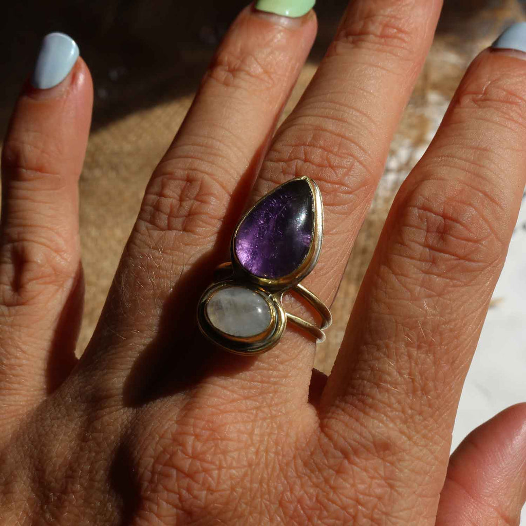Anelo regolabile "Respiro di Idraea" Ametista, Labradorite bianca e Ottone
