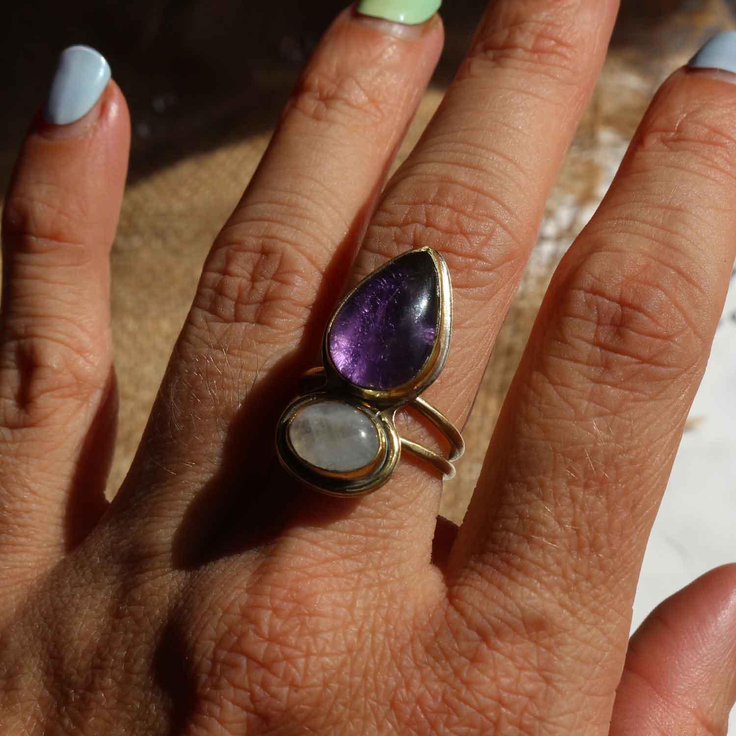 Anelo regolabile "Respiro di Idraea" Ametista, Labradorite bianca e Ottone