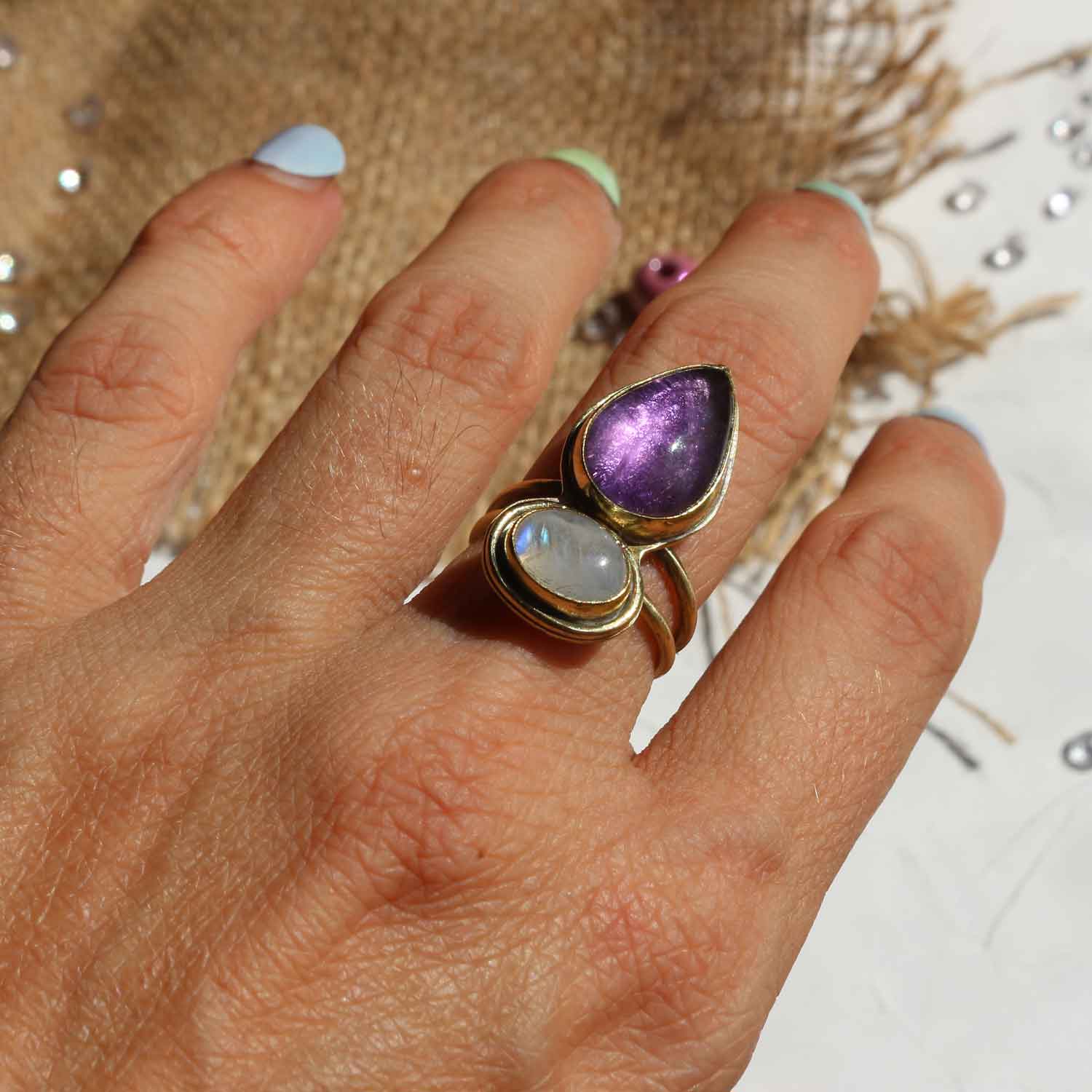 Anelo regolabile "Respiro di Idraea" Ametista, Labradorite bianca e Ottone