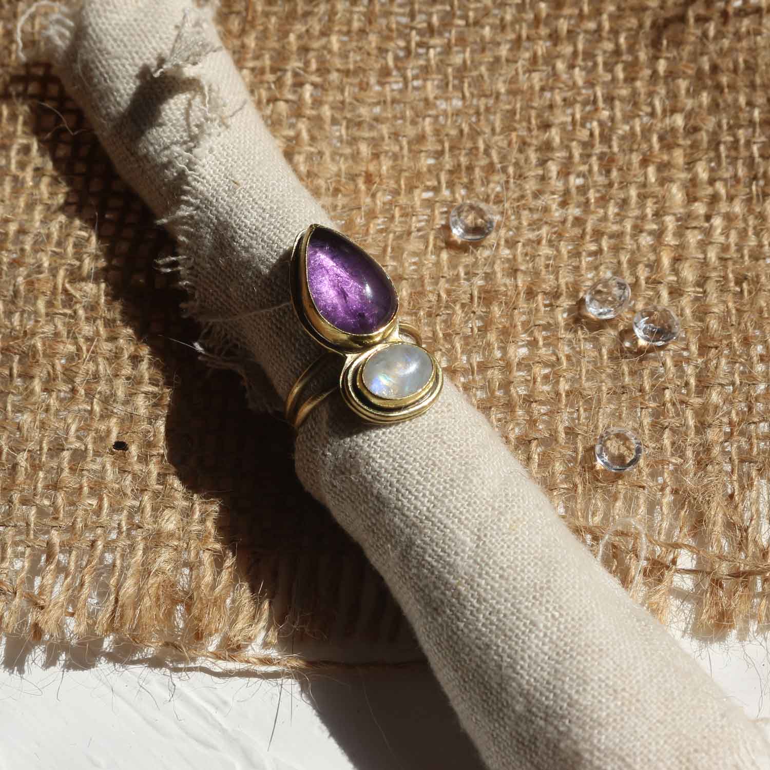 Anelo regolabile "Respiro di Idraea" Ametista, Labradorite bianca e Ottone
