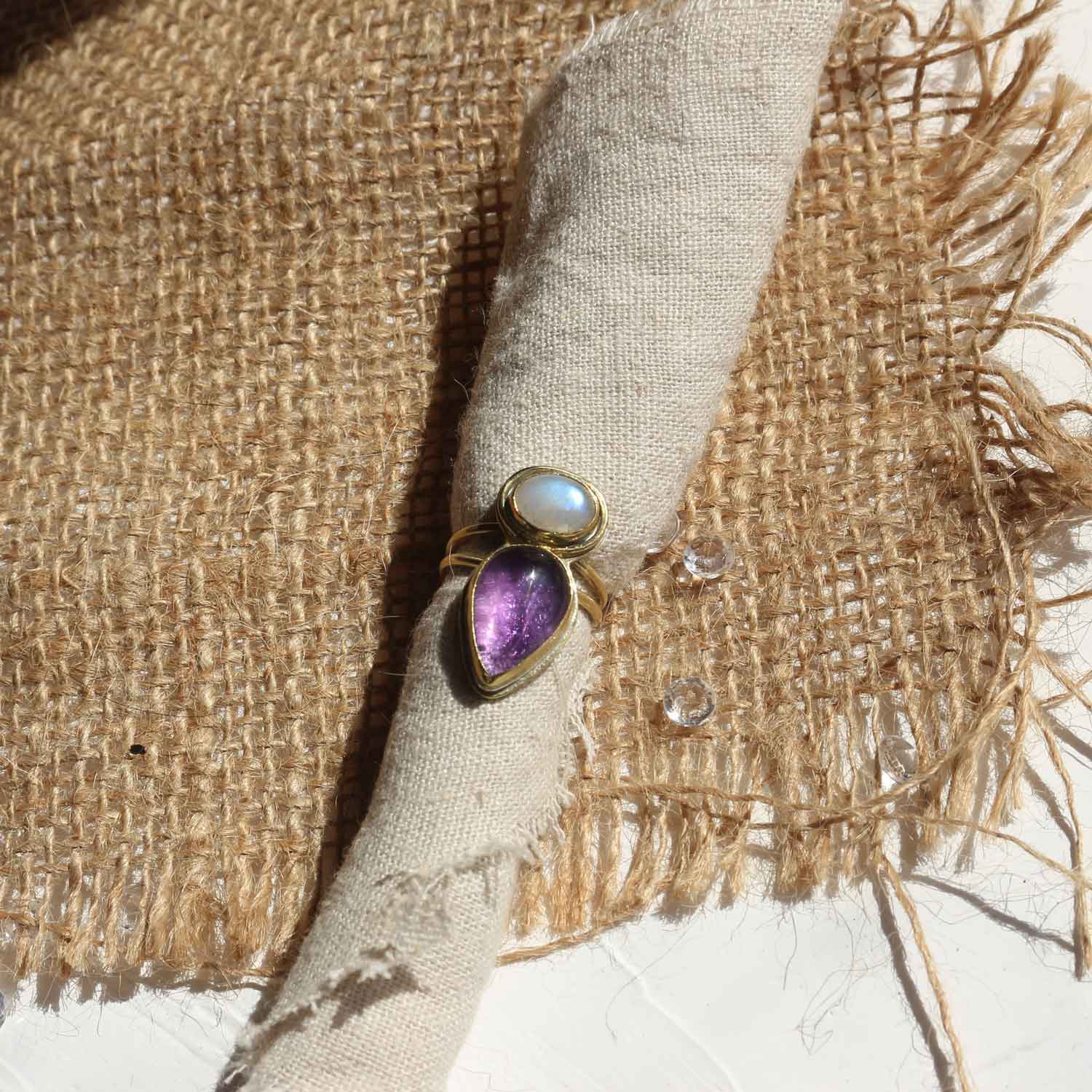 Anelo regolabile "Respiro di Idraea" Ametista, Labradorite bianca e Ottone