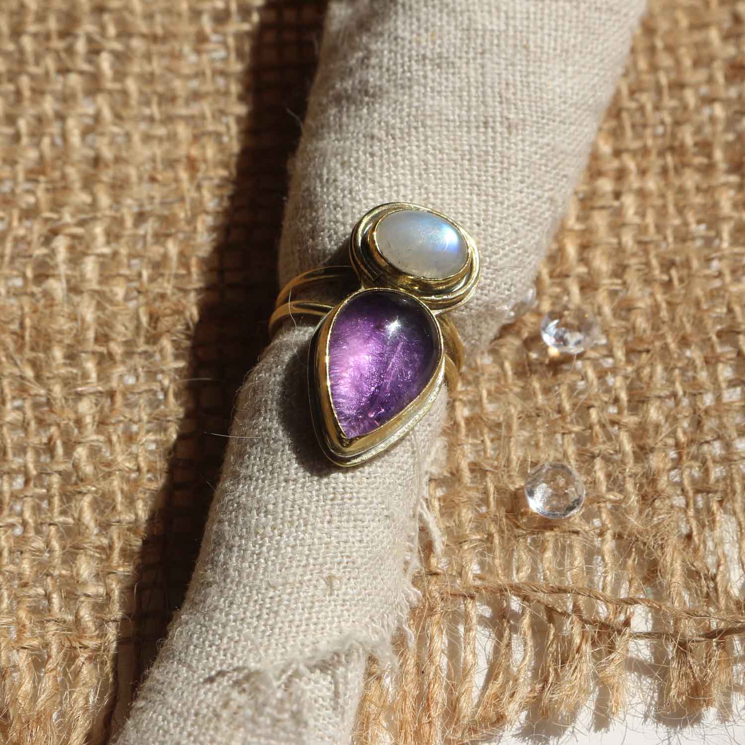Anelo regolabile "Respiro di Idraea" Ametista, Labradorite bianca e Ottone