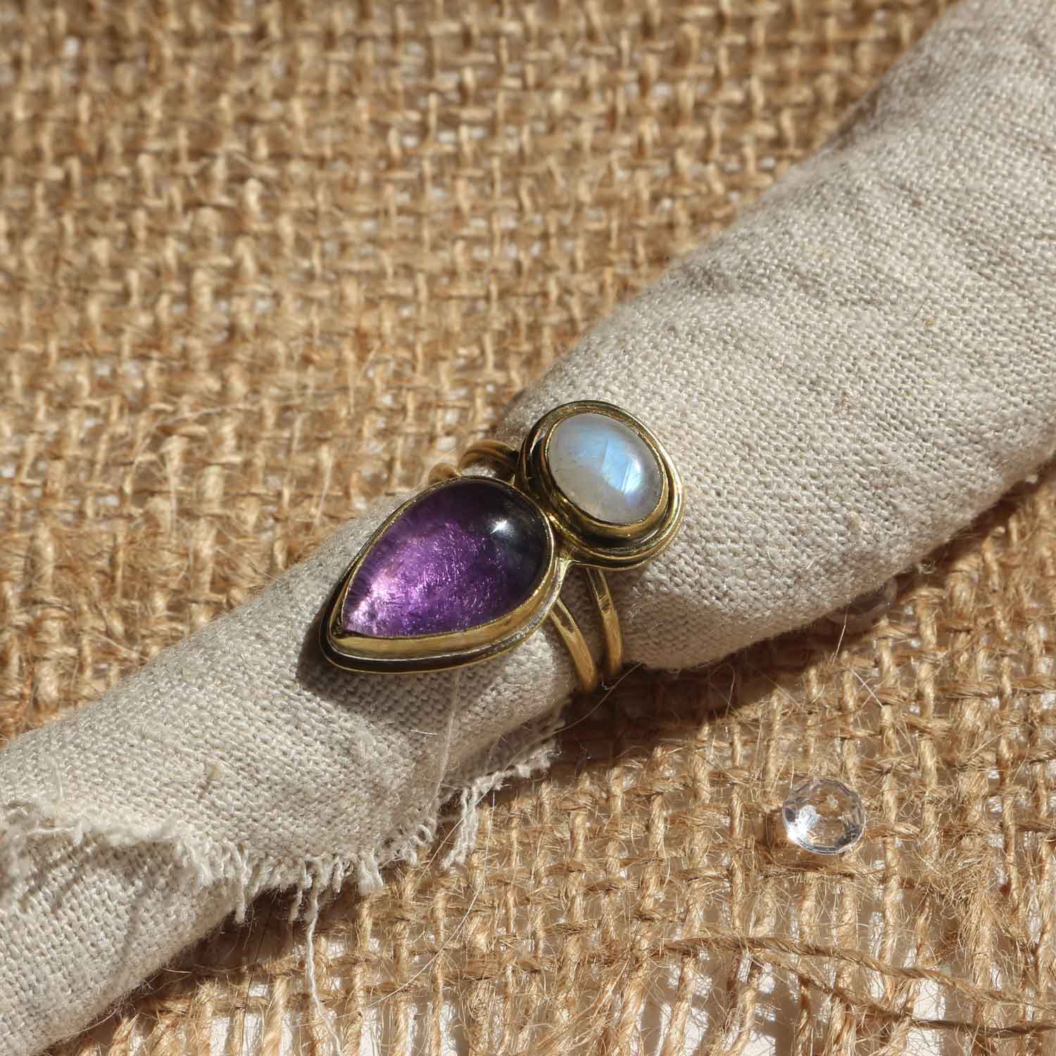 Anelo regolabile "Respiro di Idraea" Ametista, Labradorite bianca e Ottone