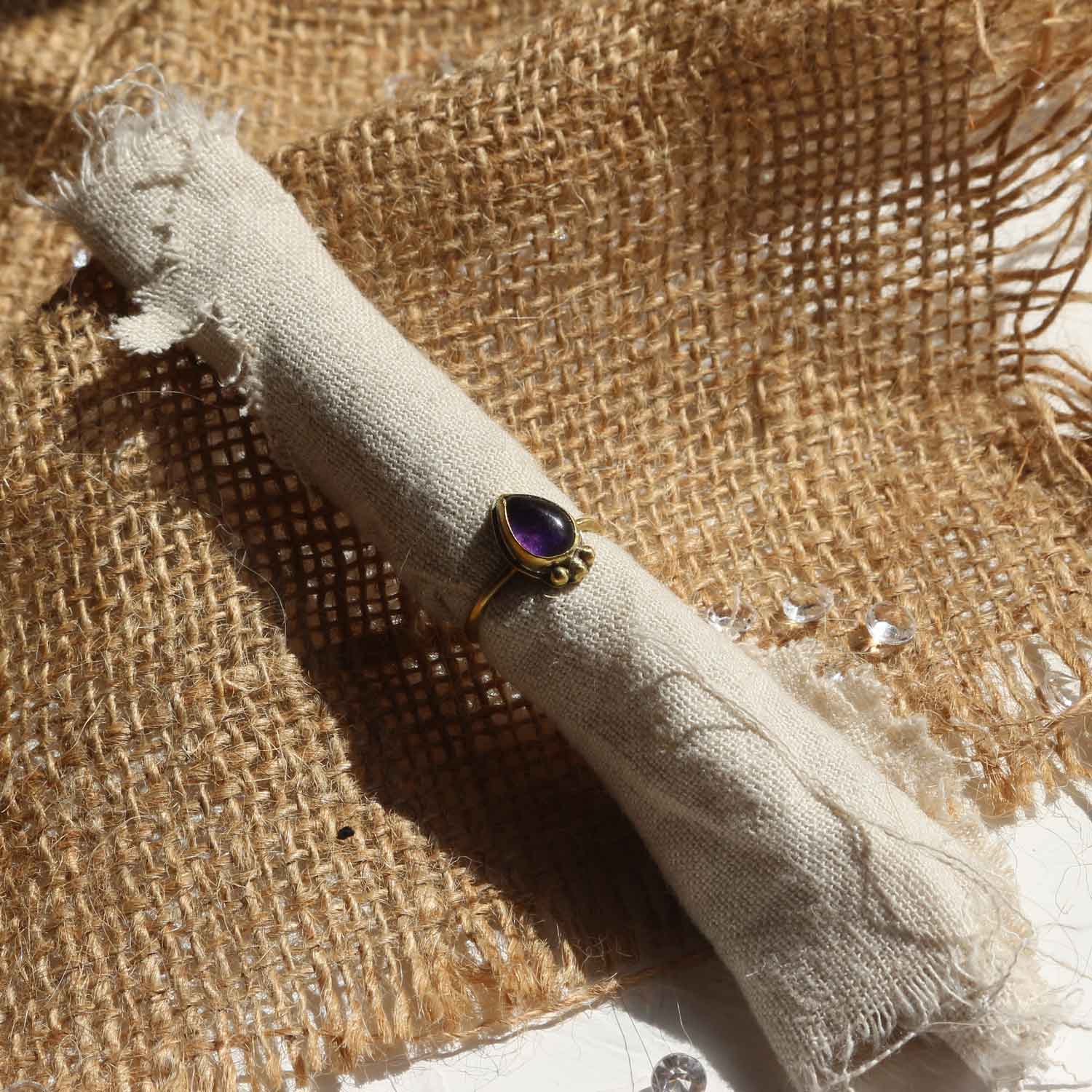 Anello regolabile "Lacrima di Nyx" Ametista e Ottone