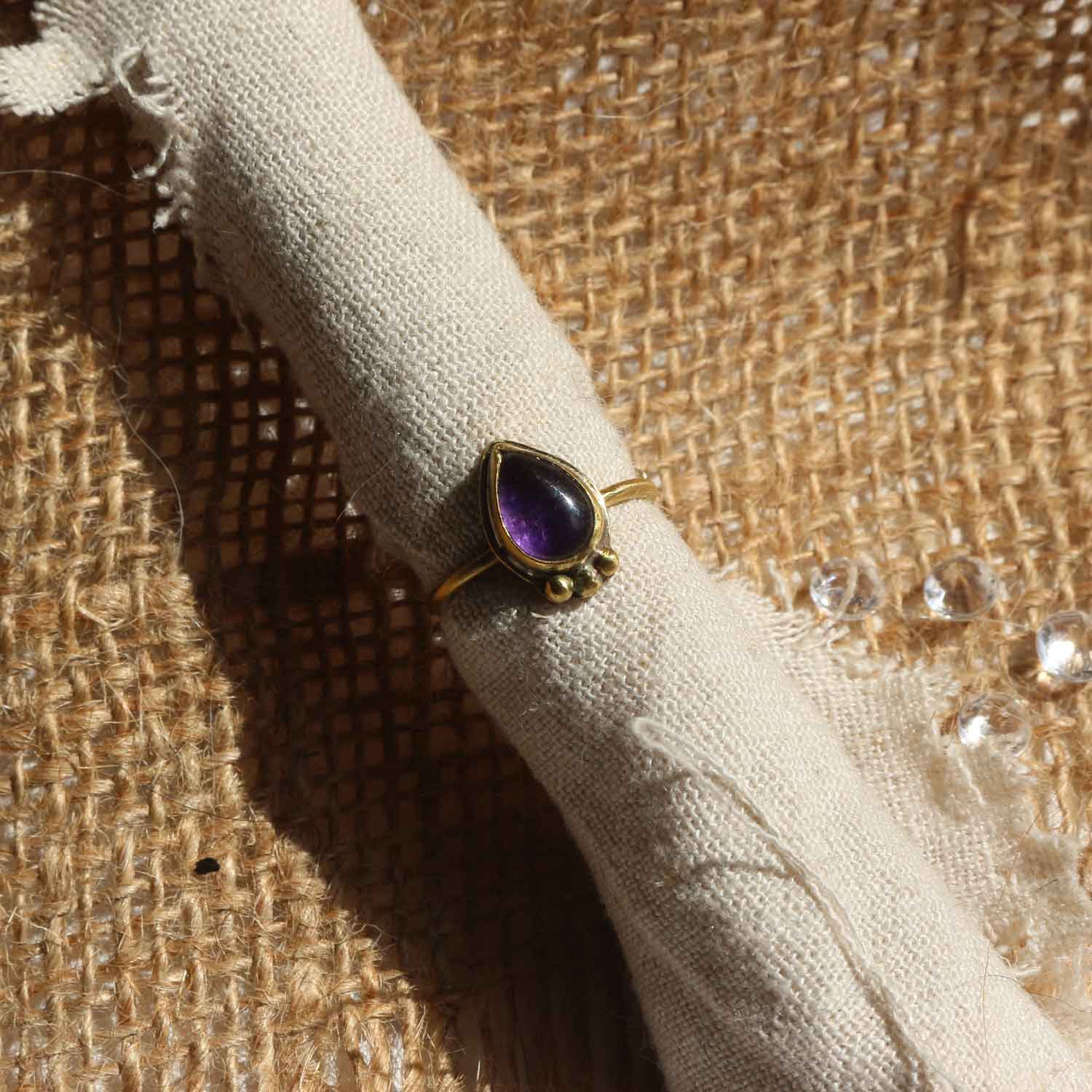 Anello regolabile "Lacrima di Nyx" Ametista e Ottone